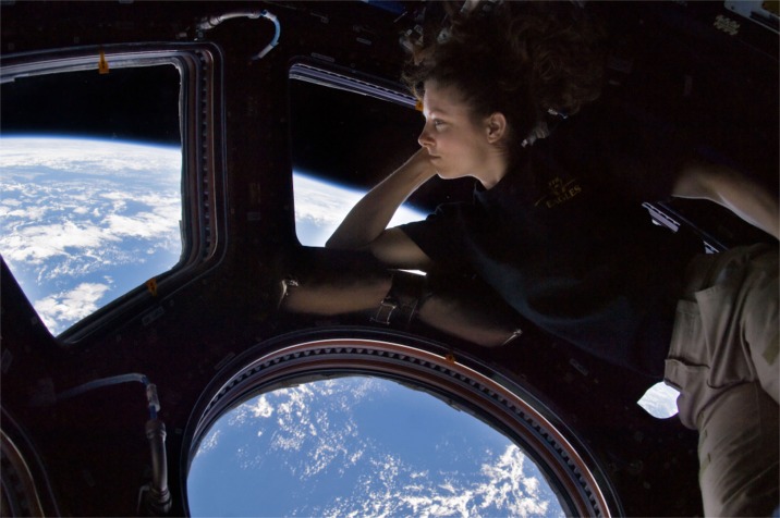 Tracy Caldwell nella cupola della ISS guarda estasiata il proprio pianeta