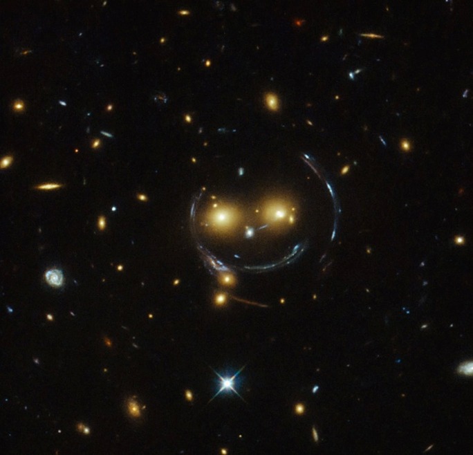 Effetto della lente gravitazionale ripreso dall'Hubble. Non sembra anche a te che queste galassie formino una faccina sorridente? Credits: NASA